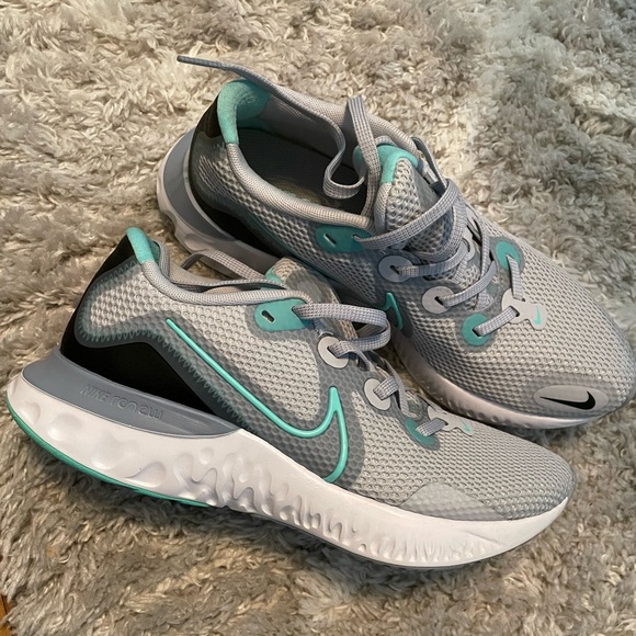 Size 8.5 Nike Tennis Shoes - Picture 2 of 4